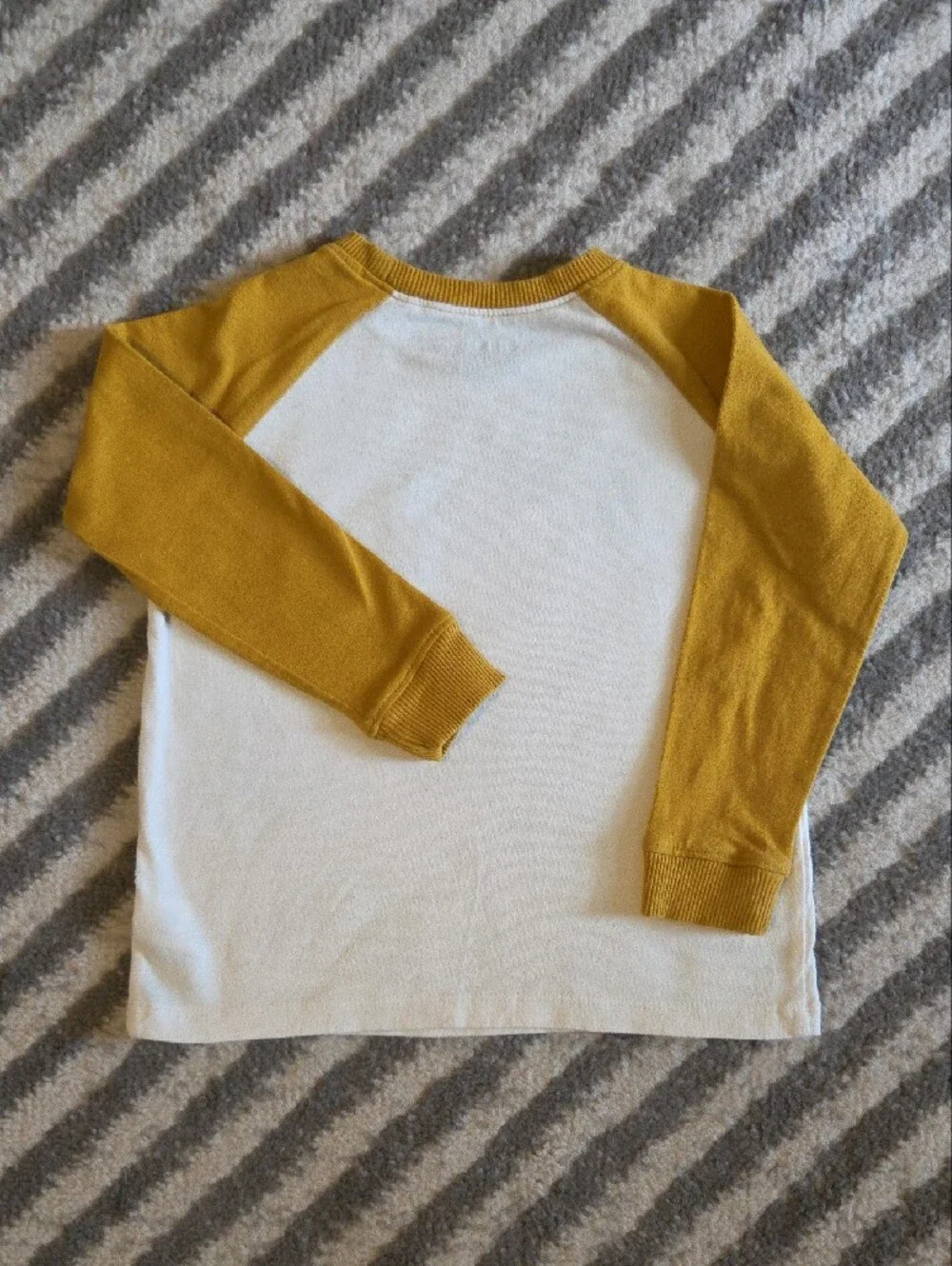 Kids Old Navy Long-Sleeve Tee with Front Pocket Size 3T